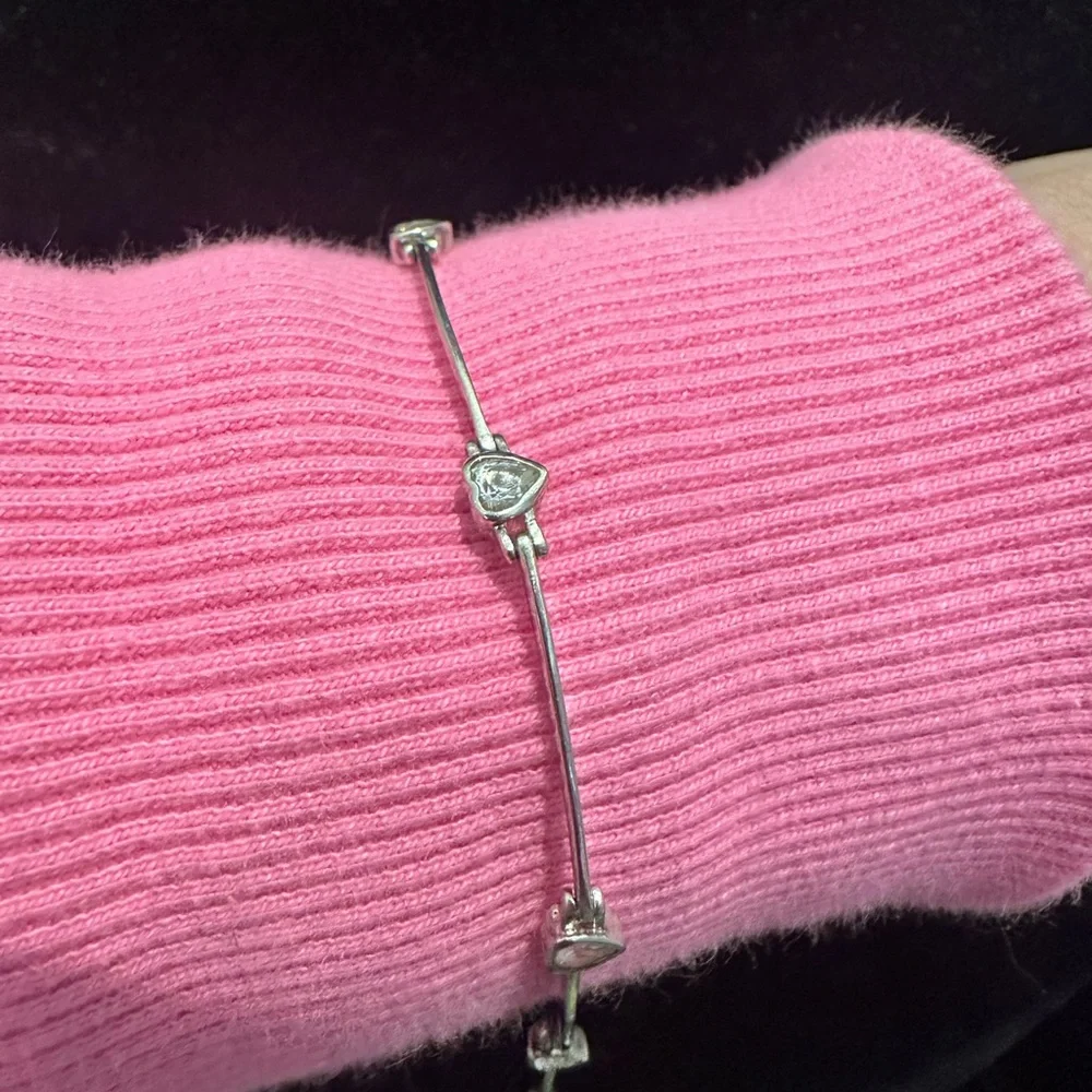 Chic 925 Silver Heart Bracelet with clear heart stones.